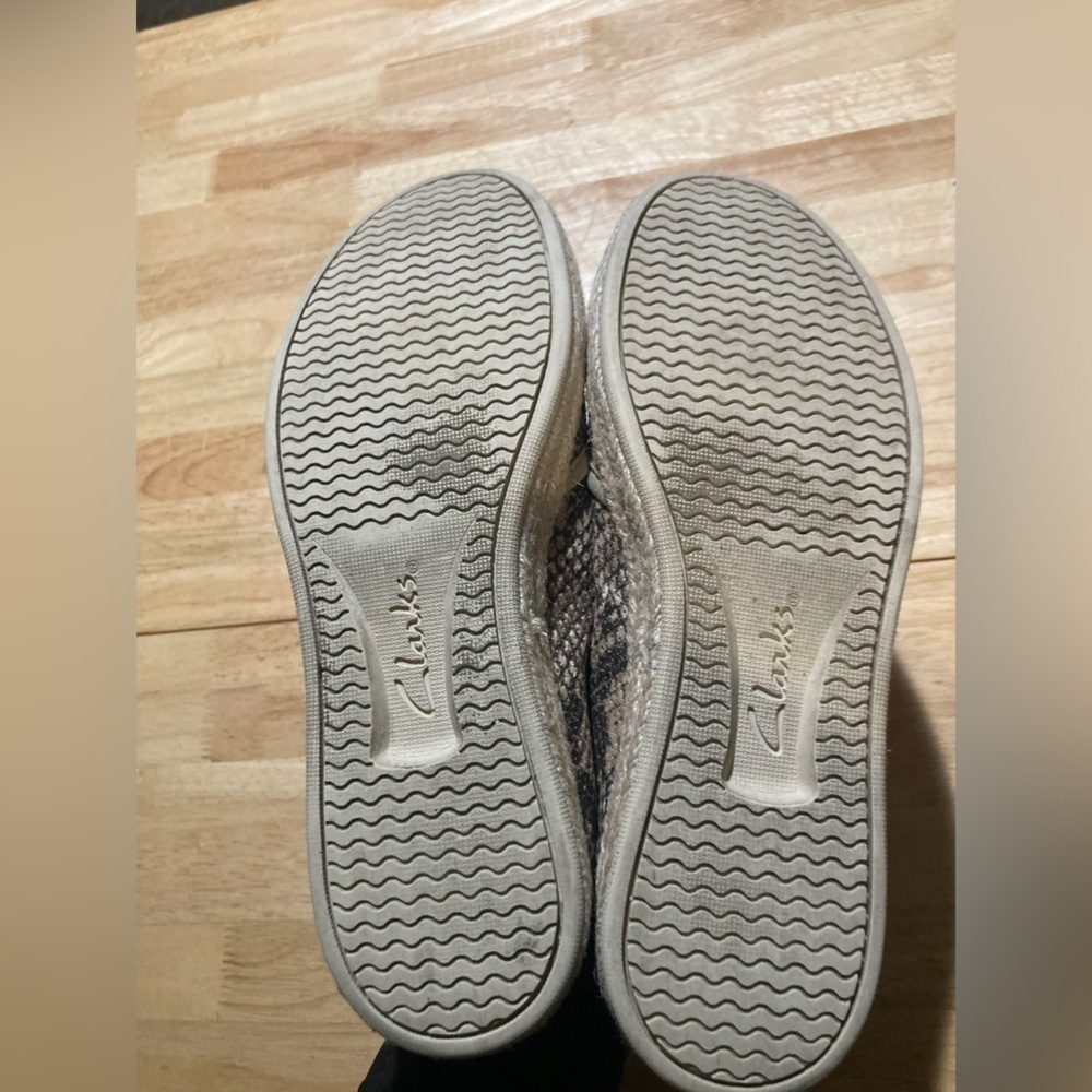 Clarks faux snake skin slip on shoes in size 7.5 M. EUC. Super adorable - Picture 11 of 11